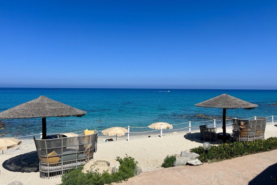Strand mit Sonnenschirmen am Meer